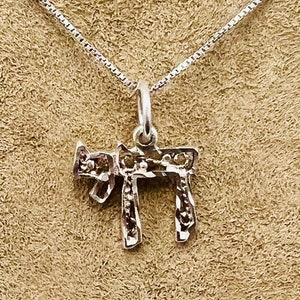 Colgante Chai de plata esterlina. Con cadena de plata italiana de 45 cm.