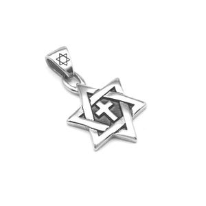 Duży wisiorek z gwiazdą Dawida i krzyżem, z czarną emalią. Stal nierdzewna. Wysokość 4,8 cm, szerokość 3,8 cm. W komplecie łańcuszek o długości 50 cm.