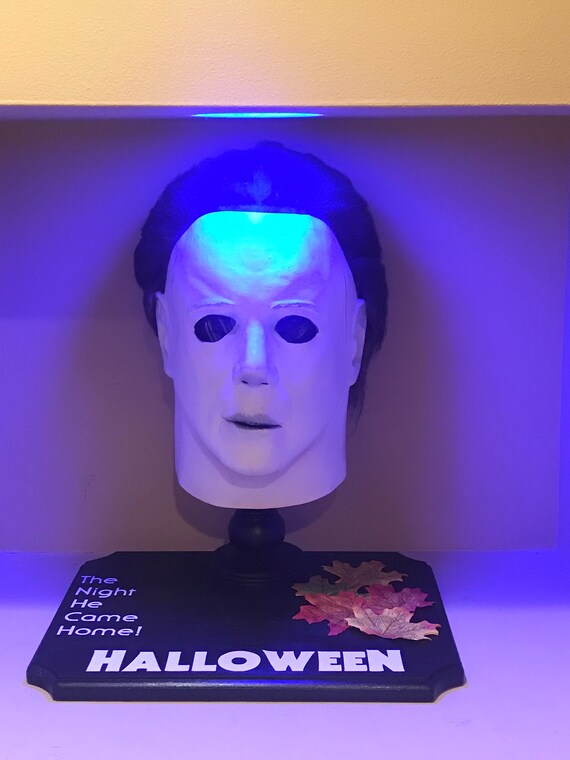 Halloween Ends Michael Myers Mask Stand Display Movie Prop Collectible