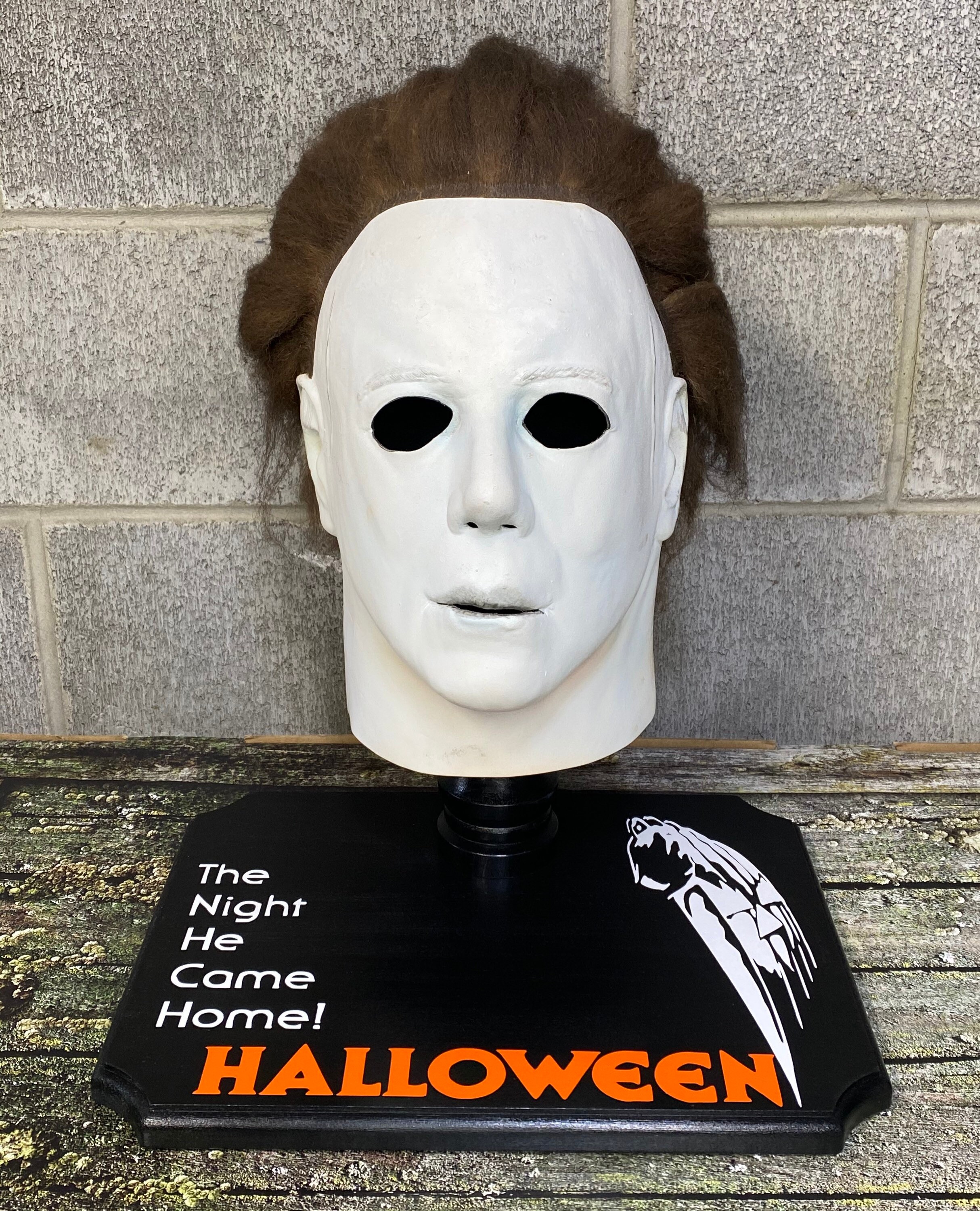 Halloween Ends Michael Myers Mask Stand Display Movie Prop Collectible