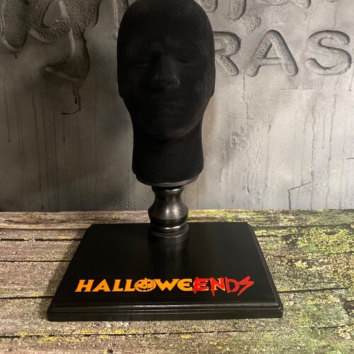Halloween Ends Michael Myers Mask Stand shops Display Movie Prop Collectible Display Horror Movie Mask Stand