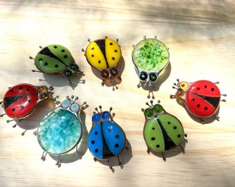 Broche de escarabajo insecto Pequeños regalos Regalos para adolescente Regalo para mamá Broche de arte Broche de vidrieras lindo Broche insectos Regalo de insectos Entomología