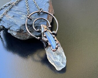 Colgante grande de cristal de Cuarzo irregular y cianita azul