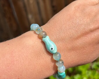 Pulsera de cristal de ágata azul con elementos cerámicos Pulsera de cuentas de verano con peces Pulsera con vibraciones oceánicas