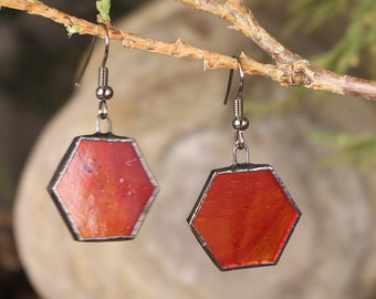 Pendientes geométricos hexagonales transparentes iridiscentes con forma de panal. Joyas geométricas. Pendientes modernos. Joyas de fiesta únicas hechas a mano con la técnica Tiffany.