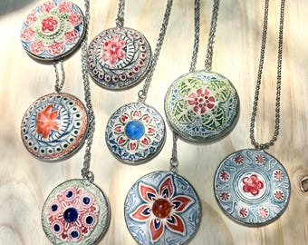 Colgante tradicional ucraniano de cerámica pintado a mano. Joyas románticas, amuleto inspirador, regalo para mujer, joyería tradicional de moda.