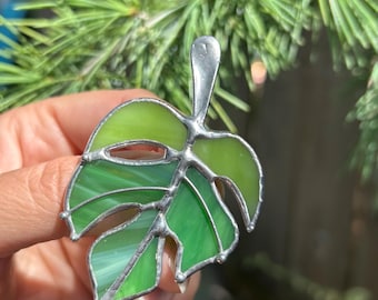Broche de hoja tropical: broche de vitral de monstera para amantes de las plantas