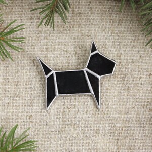 Pode incluir: Um ornamento de c&atilde;o de vidro colorido preto em estilo geom&eacute;trico. O ornamento &eacute; feito de pe&ccedil;as de vidro preto com linhas de chumbo prateadas.