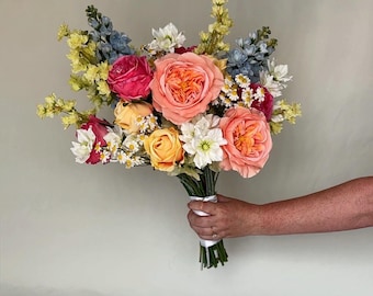 Ramo de pradera: Rosas Golden Hour, arreglo floral de flores silvestres