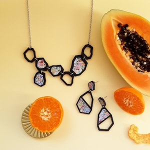 BARCELONA NECKLACE - Statement Halskette, geometrische Halskette, Acryl Halskette, schwarze Halskette, Mosaik-Muster, schrulligen Halskette