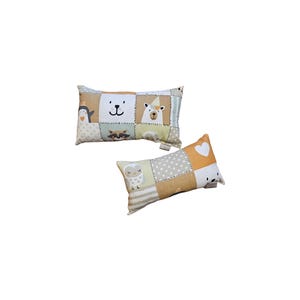 Könnte beinhalten: Zwei rechteckige Kissen mit Patchwork-Muster, das verschiedene Tiergesichter zeigt, darunter einen Bären, einen Pinguin und eine Eule. Die Kissen sind in Beige-, Braun- und Grüntönen gehalten.