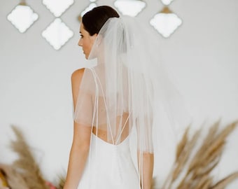 PRISCILLA – 1960s inspired short bouffant wedding veil with a cut edge. Fluffy veil. Full bridal veil with volume. Flyaway bridal veil