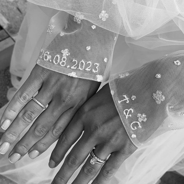 Ricamo nuziale su tulle / Mini Monogramma cucito personalizzato da 1 cm e data forniti da cucire sulle maniche dell'abito da sposa
