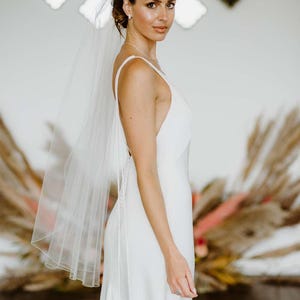Fingertip Length Wedding Veil – Single Layer Sheer Tulle Veil with Pencil Edge – Simple Mid Length Bridal Veil in Ivory – Lauren