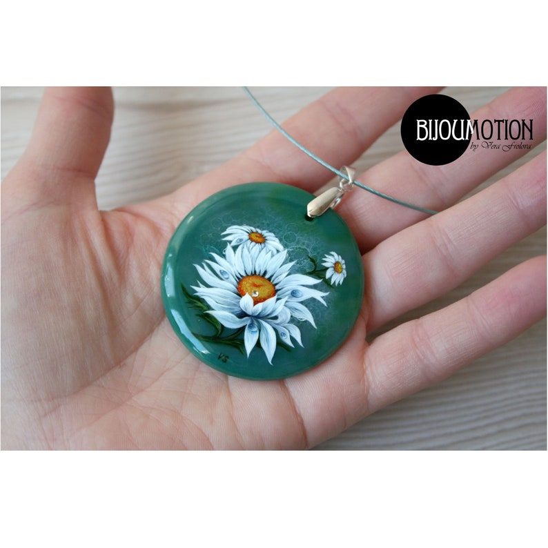 Painted rocks Flower pendant Russian lacquer Round green Agate pendant White Camomile Daisy Hand painted necklace