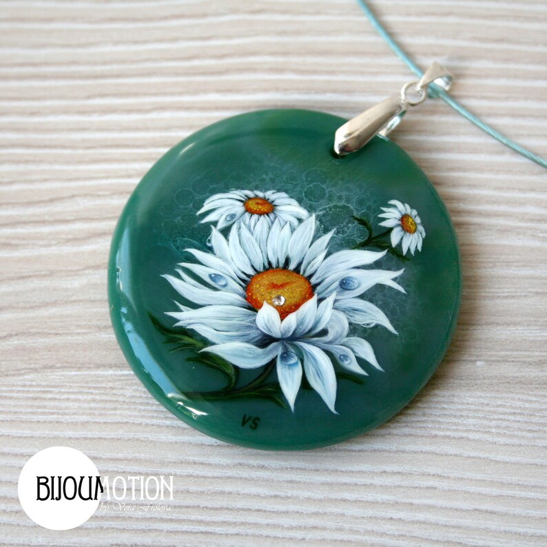 Painted rocks Flower pendant Russian lacquer Round green Agate pendant White Camomile Daisy Hand painted necklace