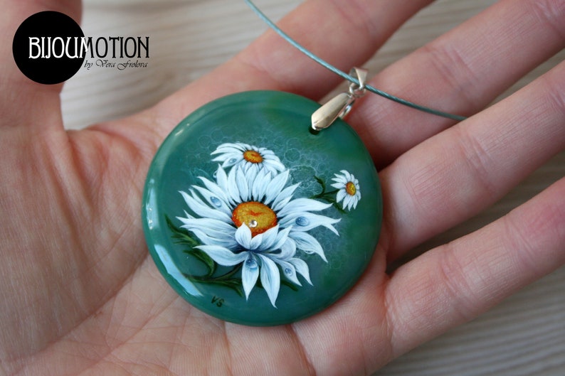 Painted rocks Flower pendant Russian lacquer Round green Agate pendant White Camomile Daisy Hand painted necklace