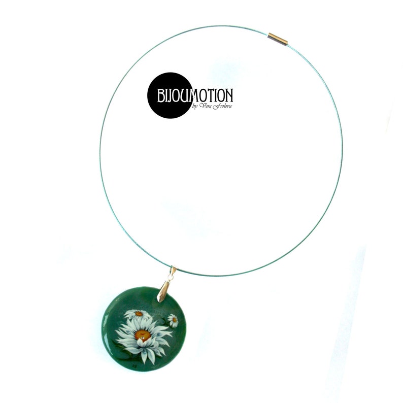 Painted rocks Flower pendant Russian lacquer Round green Agate pendant White Camomile Daisy Hand painted necklace