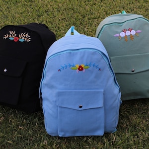 Upcycled bestickte Canvas-Rucksäcke