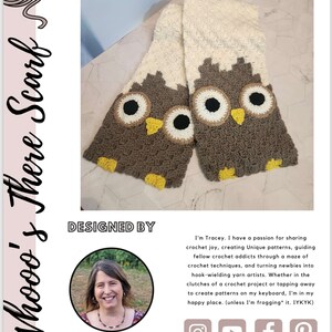 Könnte beinhalten: Ein gestrickter Schal mit zwei Eulenmotiven. Der Schal ist weiß und braun mit gelben Akzenten. Der Text "Whooo's There Scarf" befindet sich auf der linken Seite des Bildes. Der Text "DESIGNED BY" befindet sich unter dem Schal. Ein Foto der Designerin Tracey Rosenberger befindet sich unter dem Text. Der Text "Ich bin Tracey. Ich habe eine Leidenschaft dafür, Freude am Häkeln zu teilen, einzigartige Muster zu kreieren, Häkel-Süchtige durch ein Labyrinth von Häkeltechniken zu führen und Neulinge zu Häkel-Künstlern zu machen. Ob ich in den Fängen eines Häkelprojekts bin oder auf meiner Tastatur tippen, um Muster zu erstellen, ich bin in meinem Element. (es sei denn, ich muss es auftrennen. IYKΥΚ)" befindet sich auf der rechten Seite des Bildes. Social-Media-Symbole für Instagram, YouTube, Facebook und Pinterest befinden sich unter dem Text. Der Text "WWW.MYCRAFTYSIDE.US" befindet sich unter den Social-Media-Symbolen.