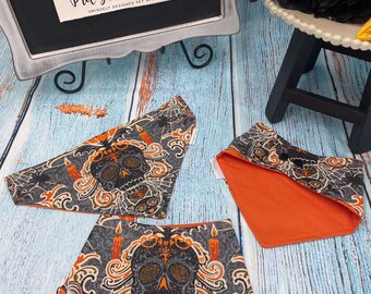 Bandana de Halloween com estampa de caveira para cachorro, laranja e cinza com glitter, fecho de pressão.