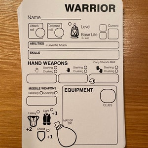 Op de afbeelding: Een stapel witte Warrior-personagekaarten met zwarte tekst en illustraties. De kaarten bevatten secties voor naam, vaardigheden, vaardigheden en uitrusting. Illustraties zijn onder meer een lantaarn, een harnas en een schild.