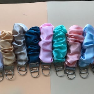 Llaveros de pulsera Scrunchie sedoso/satinado: colores surtidos