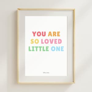 Eres tan querido, pequeño/Póster imprimible de arcoíris/Arte mural para habitación infantil (tamaño A3, A4, A5)/Decoración para habitación infantil/Impresión tipográfica para dormitorio infantil