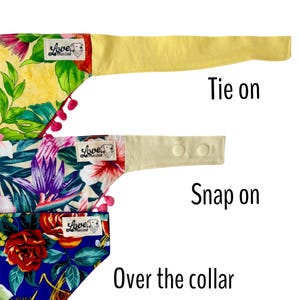 Op de afbeelding: Drie huisdier-bandana's met het label Bandana Styles. De bovenste is een gele tropische print met een lange strikband. De middelste is een bloemenprint met een drukknoopsluiting. De onderste is een blauwe bloemenprint voor over de halsband.