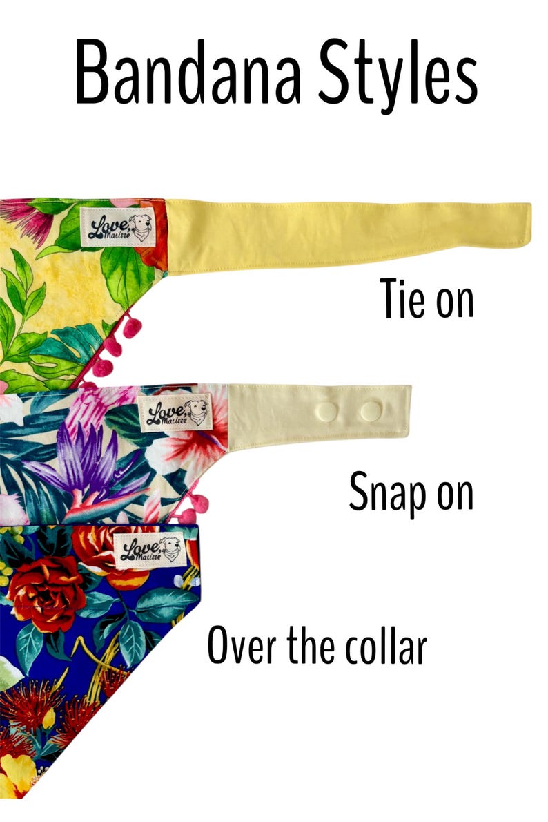 Op de afbeelding: Drie huisdier-bandana's met het label Bandana Styles. De bovenste is een gele tropische print met een lange strikband. De middelste is een bloemenprint met een drukknoopsluiting. De onderste is een blauwe bloemenprint voor over de halsband.