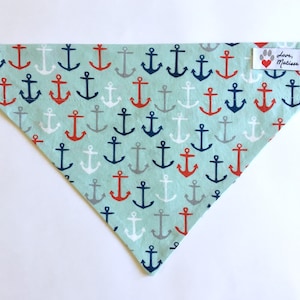 Hondenbandana voor nautisch anker: zomerstijl over de kraag