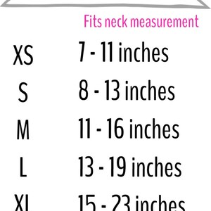 Op de afbeelding: Een maattabel met de titel Over The Collar Sizing en de tekst Fits neck measurement. Het toont de maten XS tot en met XL met de bijbehorende afmetingen in inches: XS 7-11, S 8-13, M 11-16, L 13-19 en XL 15-23 inches voor de nek.