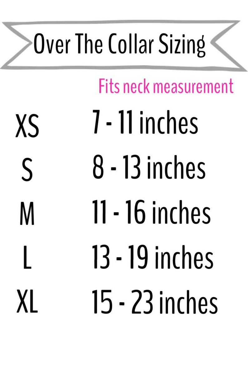 Op de afbeelding: Een maattabel met de titel Over The Collar Sizing en de tekst Fits neck measurement. Het toont de maten XS tot en met XL met de bijbehorende afmetingen in inches: XS 7-11, S 8-13, M 11-16, L 13-19 en XL 15-23 inches voor de nek.