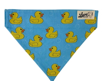 Pañuelo para perro con patitos de goma amarillos: con pompón, para colocar sobre el collar o atar.