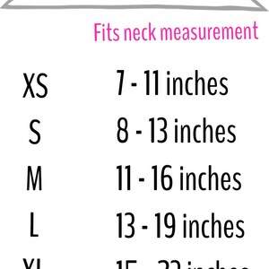 Op de afbeelding: Een maattabel voor een strikbandana met de tekst Tie On Bandana Sizing en Fits neck measurement. Het toont de maten XS als 7-11 inch, S als 8-13 inch, M als 11-16 inch, L als 13-19 inch en XL als 15-23 inch in zwarte letters op een witte achtergrond.