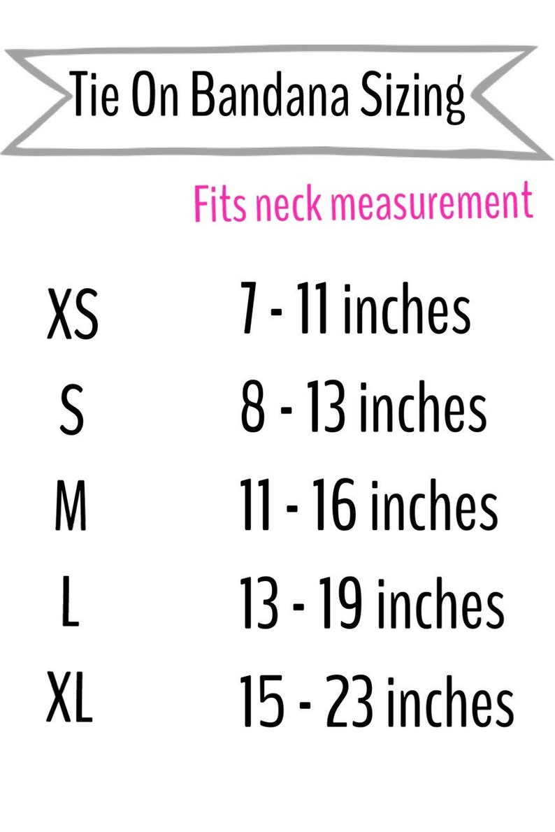 Op de afbeelding: Een maattabel voor een strikbandana met de tekst Tie On Bandana Sizing en Fits neck measurement. Het toont de maten XS als 7-11 inch, S als 8-13 inch, M als 11-16 inch, L als 13-19 inch en XL als 15-23 inch in zwarte letters op een witte achtergrond.