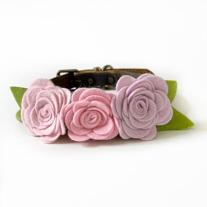 Collar para perro con flor de fieltro de lana, rosas rosa lavanda. imagen 1
