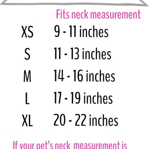 Op de afbeelding: Een maattabel voor een bandana met drukknopen met de titel Snap On Bandana Sizing. Het toont de maten XS tot en met XL met bijbehorende nekomtrek in inches van 9 tot 22. Bevat een opmerking over aangepaste maten bij het afrekenen.