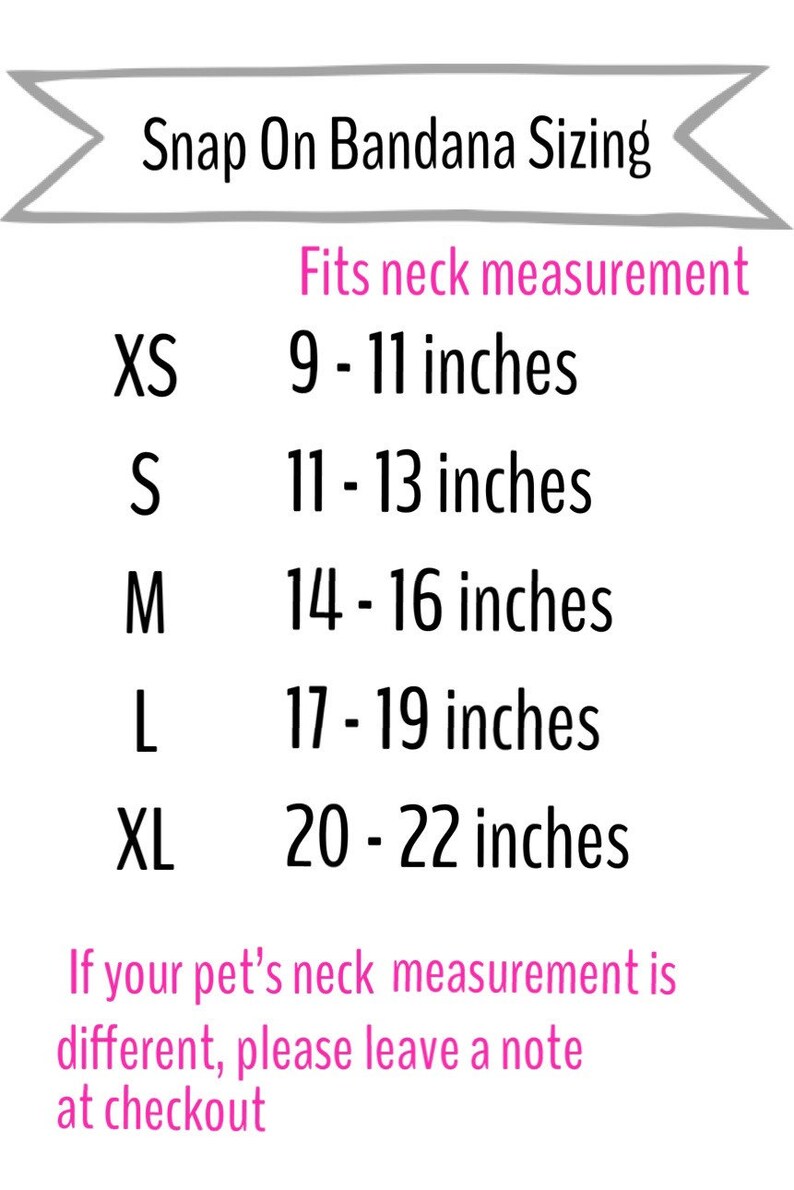 Op de afbeelding: Een maattabel voor een bandana met drukknopen met de titel Snap On Bandana Sizing. Het toont de maten XS tot en met XL met bijbehorende nekomtrek in inches van 9 tot 22. Bevat een opmerking over aangepaste maten bij het afrekenen.
