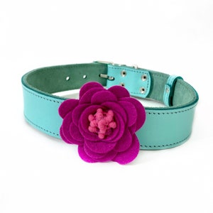 Collar para perro con flor de fieltro magenta
