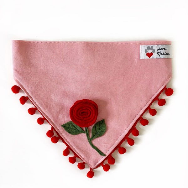 Bandana rose rouge pour chien et chat pour la Saint-Valentin. Écharpe florale fantaisie pour animal de compagnie avec bouton-pression, à nouer sur ou au-dessus du col en option.