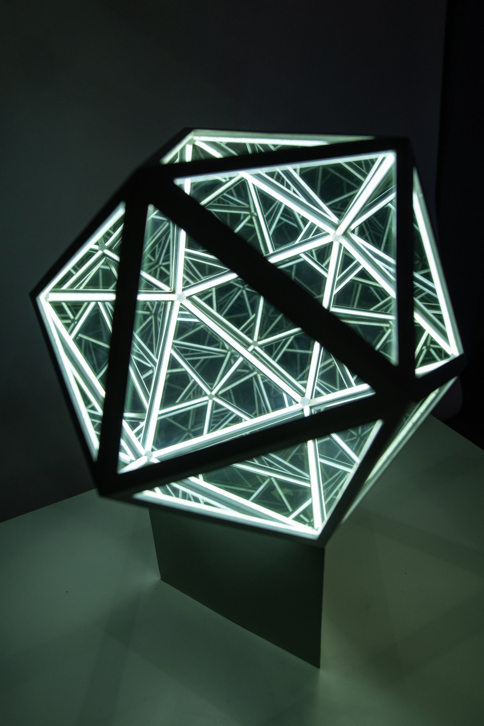 Icosahedron Sculpture - infinity Mirror Lamp - Mirror Reflection