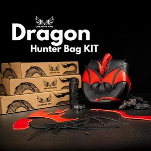 Op de afbeelding: Een Dragon Hunter Bag KIT met drie gestapelde kartonnen dozen met draak-schubillustraties, een gemonteerde zwart-rode lederen tas en diverse losse rode en zwarte lederen onderdelen, zwart garen en een klein bakje.