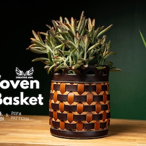 Peut inclure: Un panier en cuir tissé avec un motif brun et beige. Le panier est rempli d'une plante succulente verte. Le texte "Woven Basket" est affiché en lettres blanches sur fond noir. Les textes "DXF & PATTERN" et "PDF & PATTERN" sont affichés sous le texte "Woven Basket".