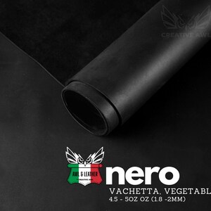 Puede incluir: Piel de cuero negra enrollada, mostrando la textura del cuero. El cuero est&aacute; etiquetado "Nero Vachetta, curtido vegetal 4,5 - 5 oz (1,8 - 2 mm)"