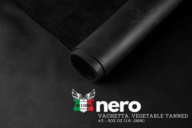 Puede incluir: Piel de cuero negra enrollada, mostrando la textura del cuero. El cuero est&aacute; etiquetado "Nero Vachetta, curtido vegetal 4,5 - 5 oz (1,8 - 2 mm)"