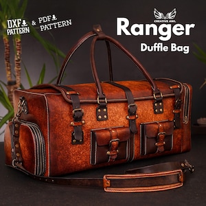 Può includere: Una borsa da viaggio Ranger in pelle marrone con più tasche, cinghie e fibbie. La borsa ha un manico superiore e una tracolla staccabile. Il testo "Ranger Duffle Bag" è visualizzato sull'immagine. La borsa è progettata con un'estetica vintage.