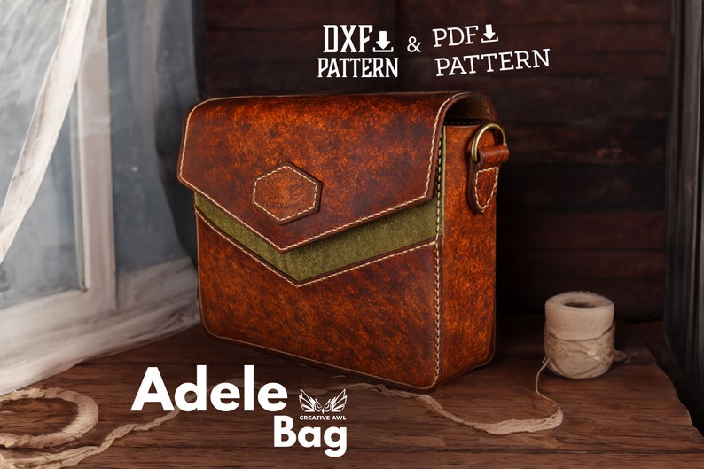 Może przedstawiać: Brązowa sk&oacute;rzana torba z zieloną klapą z tkaniny i złotą klamrą. Torba nazywa się "Adele Bag" i jest dostępna jako wz&oacute;r do pobrania w formatach DXF i PDF.