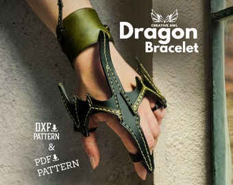 Pode incluir: Um bracelete de dragão de couro preto com costuras amarelas. O bracelete é usado na mão de uma pessoa. O texto "Dragon Bracelet" é visível acima do bracelete. O texto "DXF PATTERN & PDF PATTERN" é visível abaixo do bracelete.