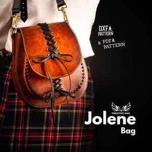 Könnte beinhalten: Eine braune Ledertasche mit schwarzen Nähten und einem Schnürdetail. Die Tasche hat einen Klappenverschluss und einen Schultergurt. Die Tasche wird von einer Person getragen, die ein weißes Hemd und einen karierten Kilt trägt. Der Text "DXF & PDF PATTERN" ist auf dem Bild sichtbar. Der Text "Jolene Bag" ist auf dem Bild sichtbar.